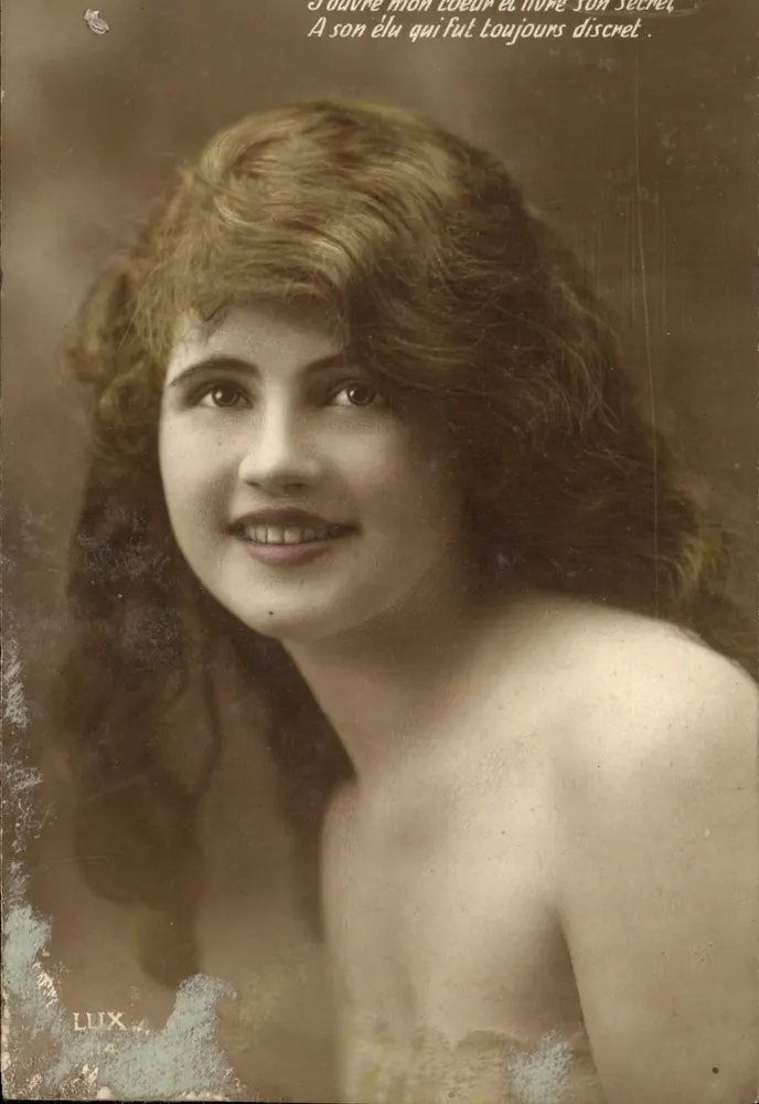 Jeune femme souriante — portrait — éditeur LUX - Recto