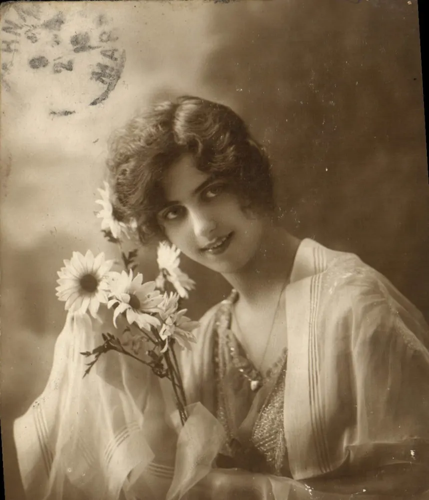 Jeune femme avec des fleurs — photographie — Épemay, 1918 - Recto