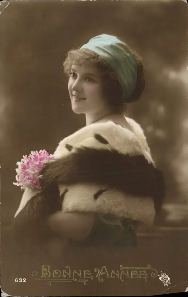 Jeune femme en fourrure — portrait studio — éditeur Bonne Année, n° 692 - Recto