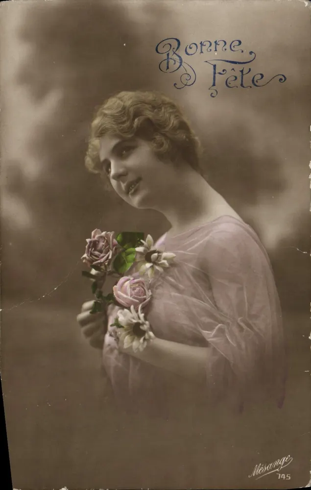 Jeune femme en robe de tulle — tenant un bouquet de roses et de marguerites — éditeur Mésange 745 - Recto