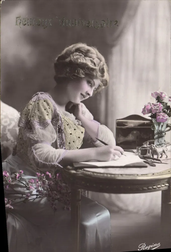 Jeune femme écrivant — Anniversaire — Regina - Recto