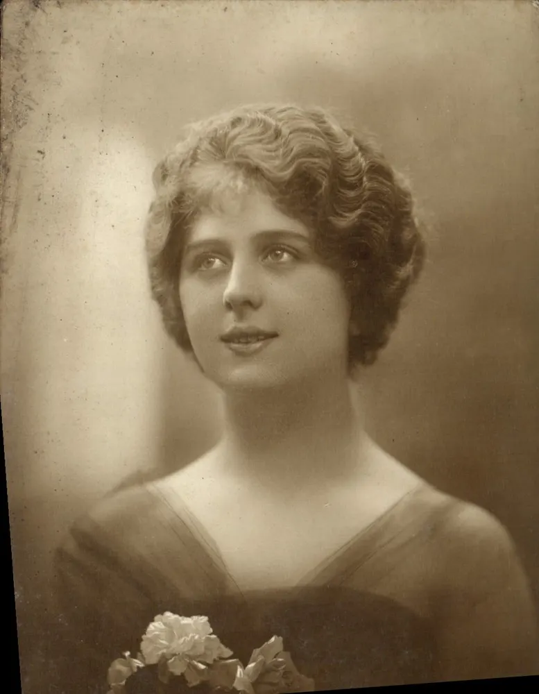 Porträt einer jungen Frau — Ära 1918 — handschriftliche Ansichtskarte - Vorderseite
