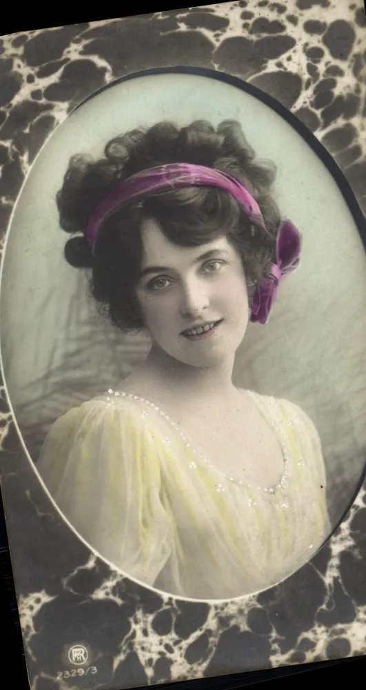 Jeune femme — portrait en couleur — R. 2329/3 - Recto