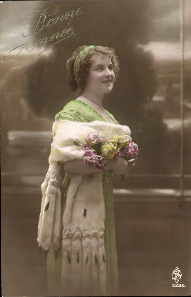 Jeune femme en robe verte et écharpe fourrée — Bonne Année — Série 3232, éditeur S. (logo S) — Réf. 3232 - Recto