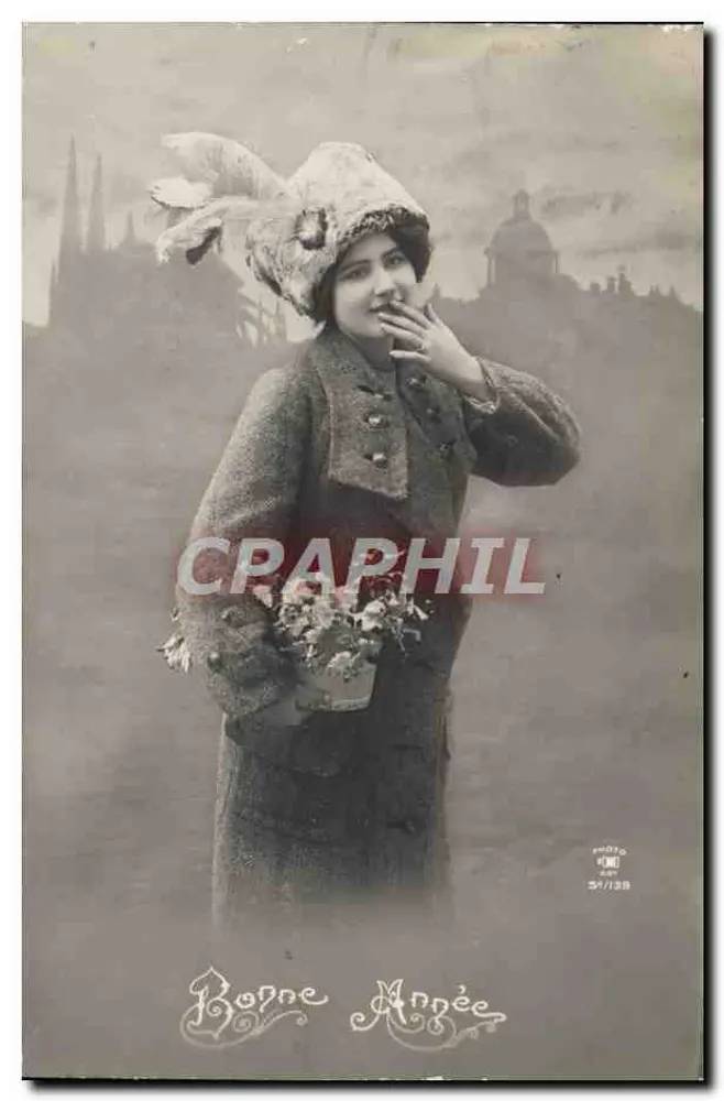 Femme en manteau et chapeau à plumes — Bonne Année — Photo 400, n° 57/39 - Recto