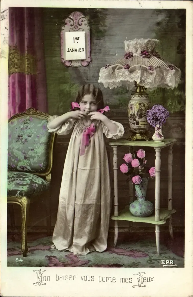Menina pequena em robe de dormir — 1º de janeiro — EPR, n°84 - Frente