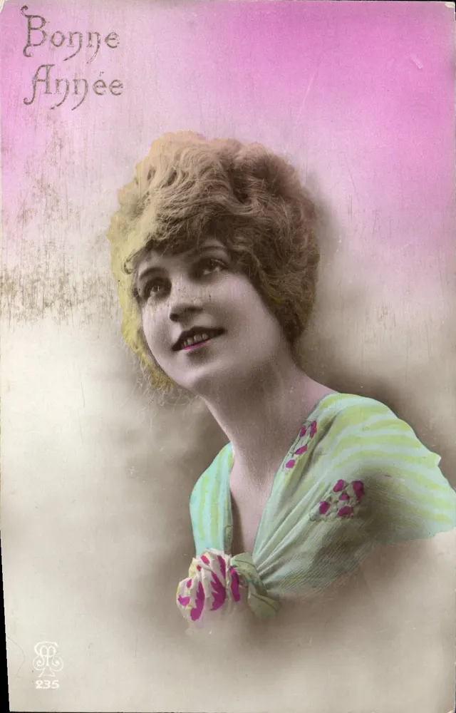 Jeune femme souriante — Bonne Année — Éditeur P. 235 - Recto