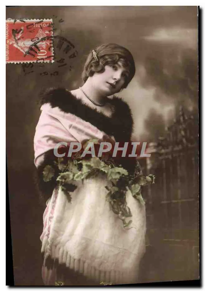 Jeune femme en fourrure — portrait — éditeur inconnu - Recto