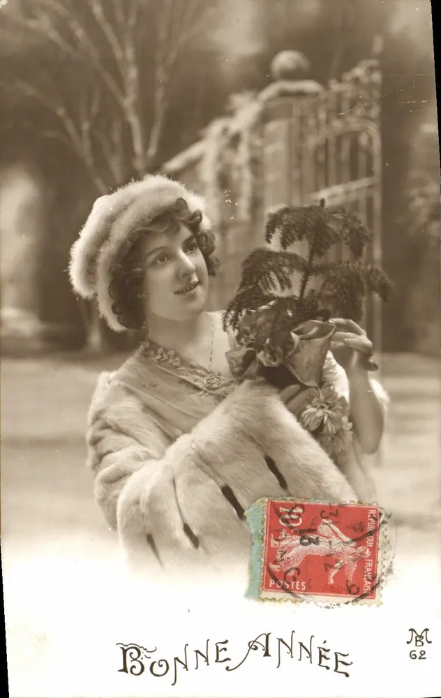 Femme en fourrure tenant un petit sapin — Bonne Année — M. 62 - Recto