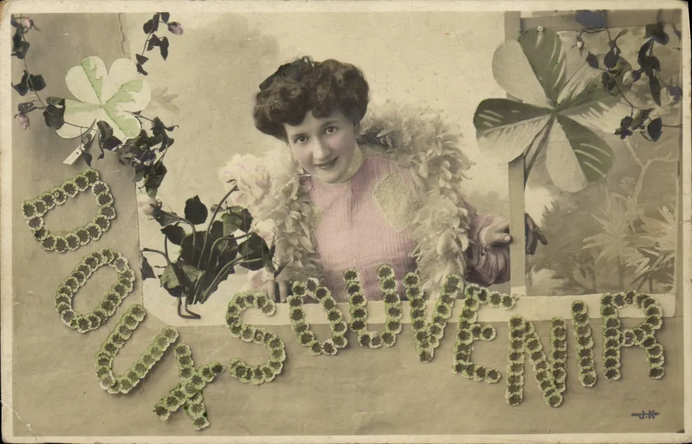 Femme souriante — décor de trèfles et roses — éditeur J.K. - Recto