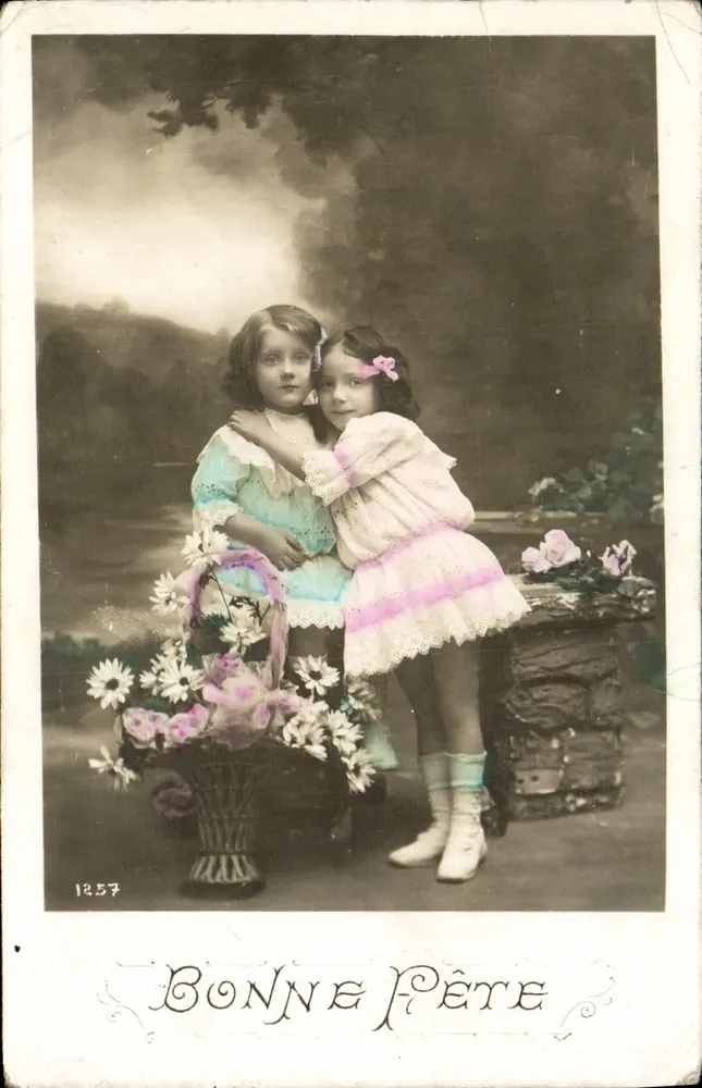 Deux jeunes filles — scène de jardin avec panier de fleurs — éditeur 'Bonne Pêtre', n° 1257 - Recto