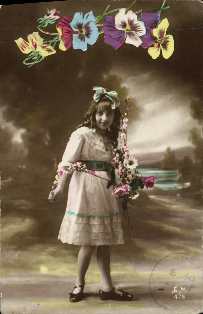 Menina em vestido branco segurando um buquê — E.M. 475 — Editora E.M. n°475 - Frente