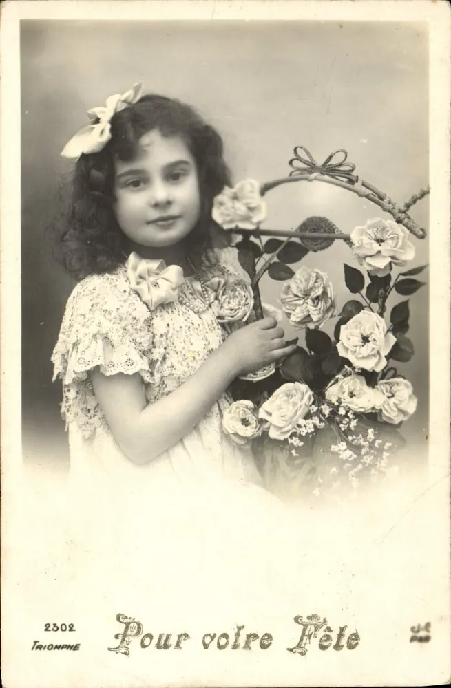 Niña en vestido de encaje sosteniendo un cesto de rosas — Trionphe, n° 2302 - Anverso
