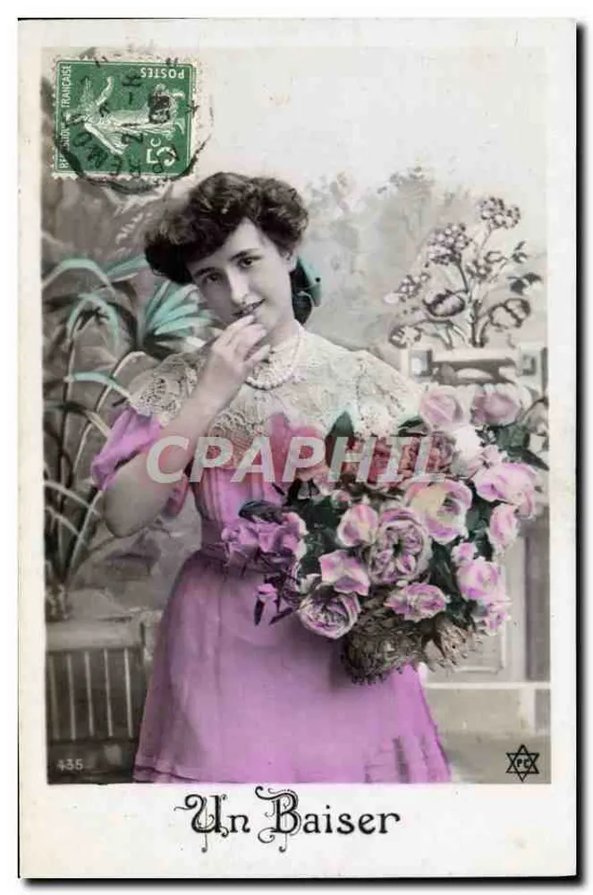 Jeune femme en robe rose tenant un bouquet — Un Baiser — éditeur Xec, n° 435 - Recto