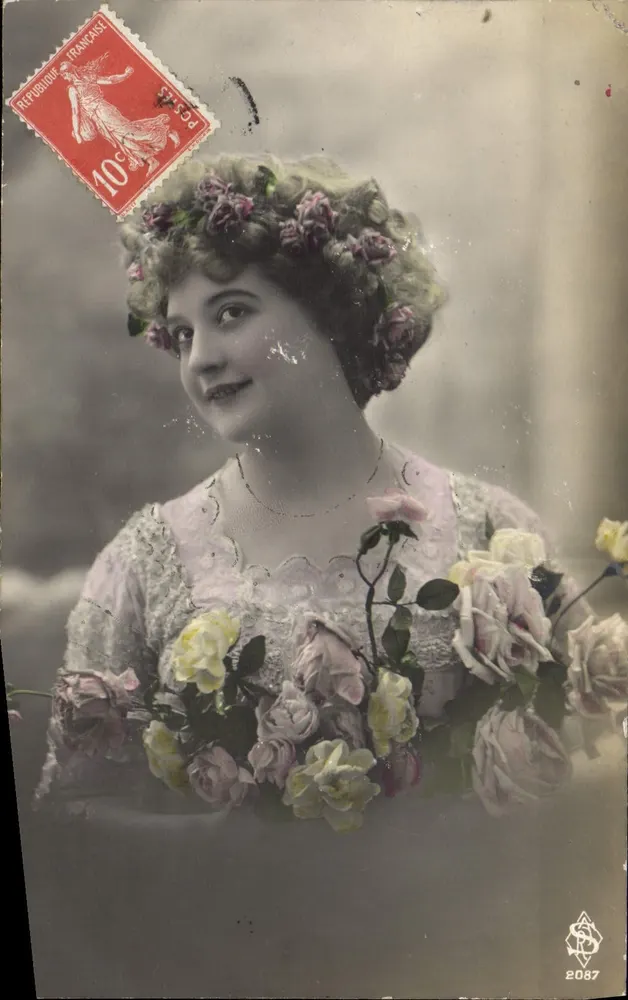 Jeune femme en couronne de fleurs — portrait colorisé — éditeur S. 2087 - Recto