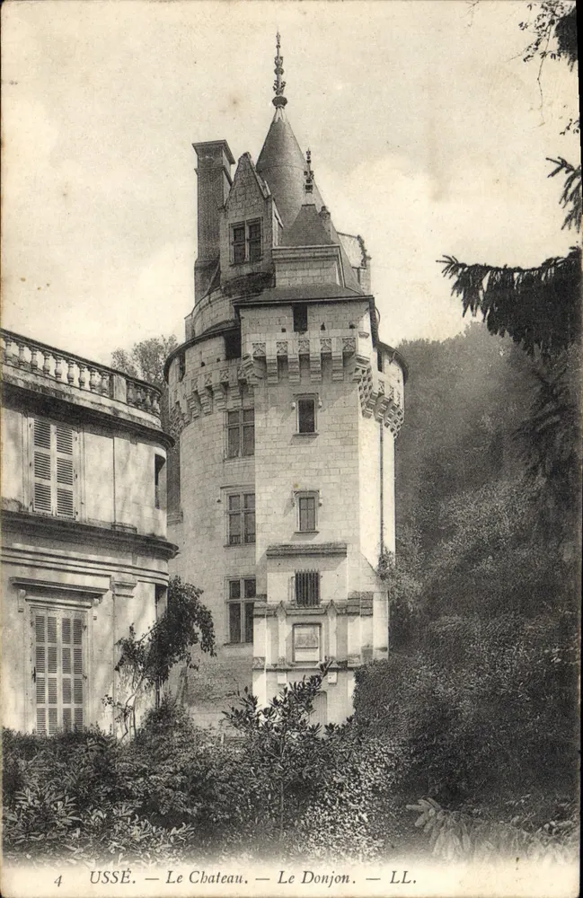 Ussé — O Castelo — O Donjon — LL. - Frente