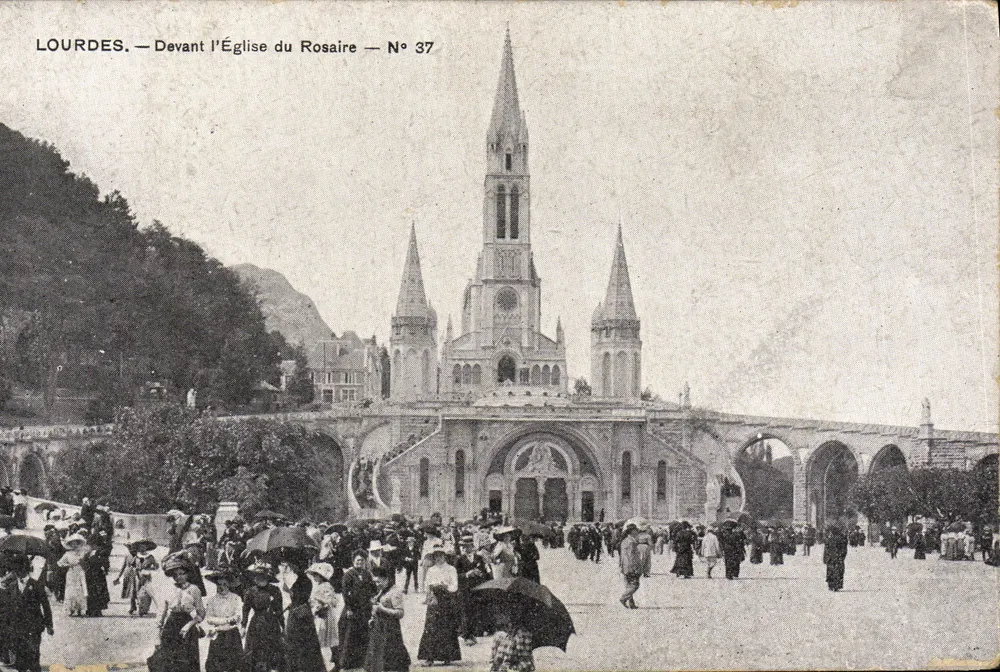 Lourdes — Voor de Kerk van het Rosarië — Nr 37 - Voorkant