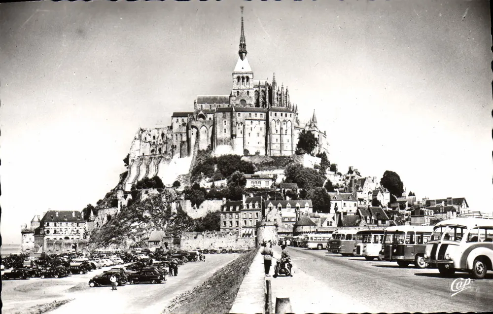Mont-Saint-Michel — vista panorâmica com veículos — Bilhete postal antigo (138) - Frente