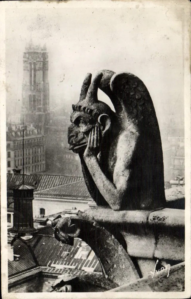 Gargouilla de Notre-Dame de Paris — detalhe da fachada — Les Éditions d'Art, Paris - Frente