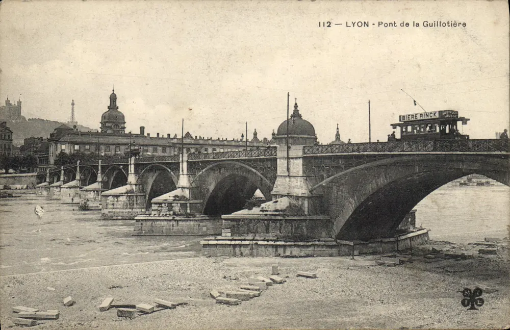 LYON - Pont de la Guillotière — Ansicht des Brückens mit Straßenbahn und Booten — Verlag Bière Rinck, n° 112 - Vorderseite