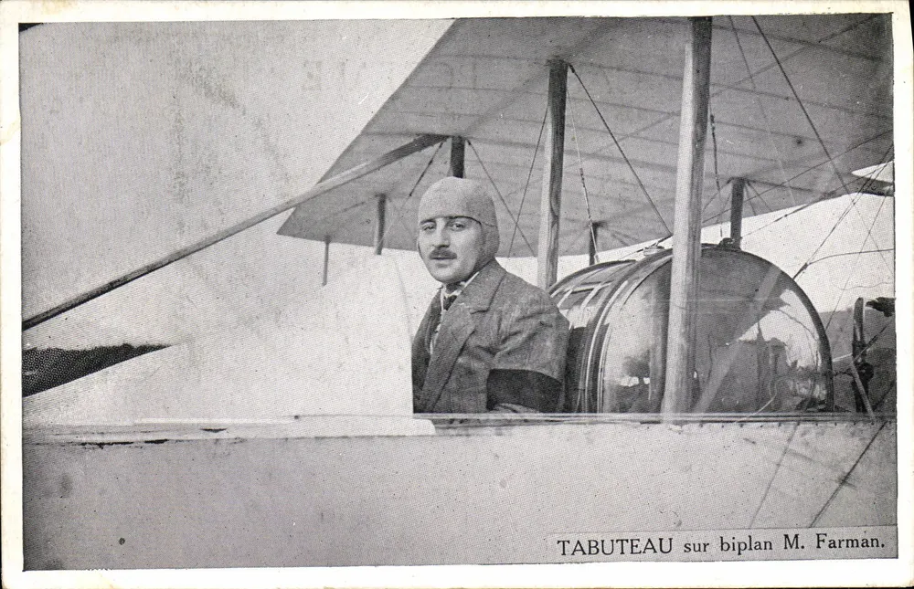 Tabuteau sobre biplano M. Farman — piloto em voo — cartão postal - Frente