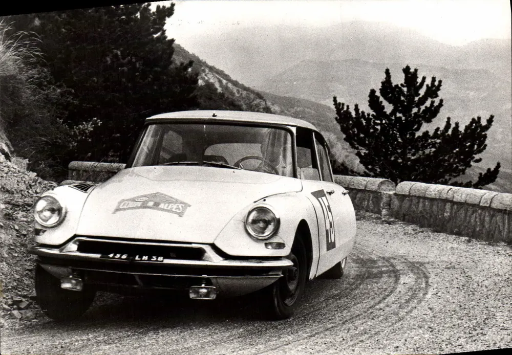 Citroën DS 19 — Rallye der Alpen 1962 — Veröffentlicht vom Propagandadepartement der André Citroën Gesellschaft - Vorderseite