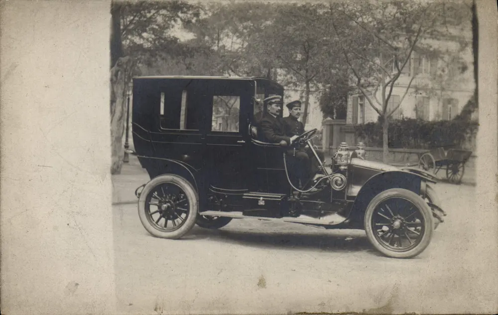 Zwei Männer in Uniform in einem alten Auto — Ägypten, Universal Postal Union - Vorderseite