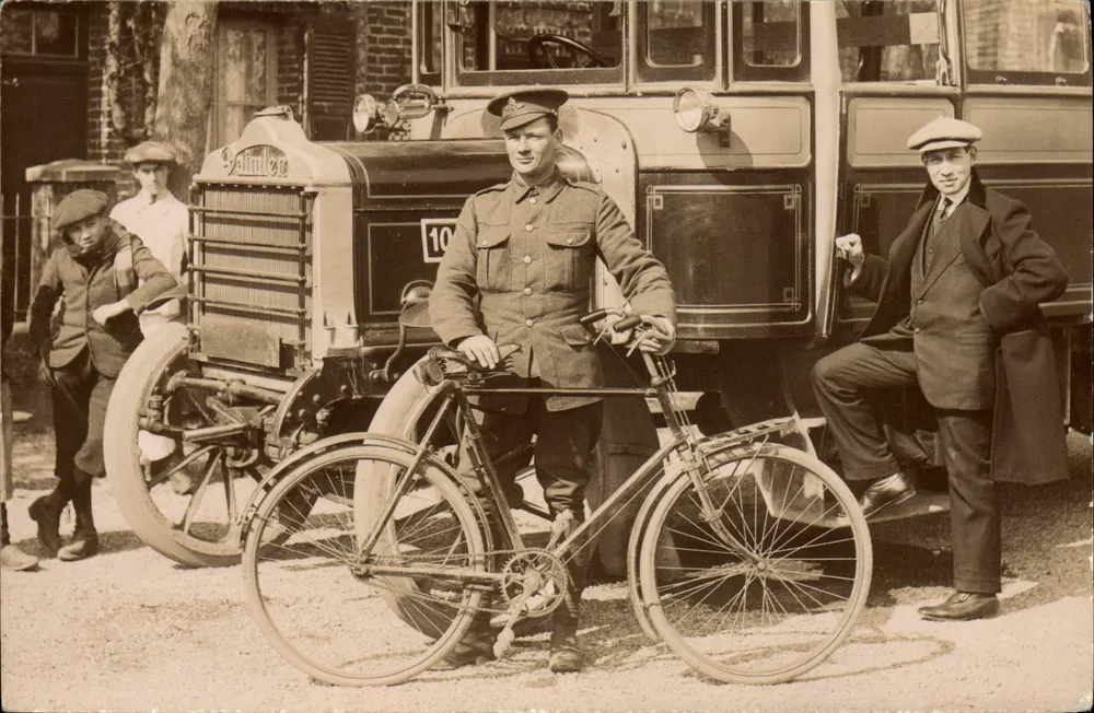 Soldat und Zivilist vor einem Lastwagen — Palfray — Nr. 10 — um 1910 - Vorderseite