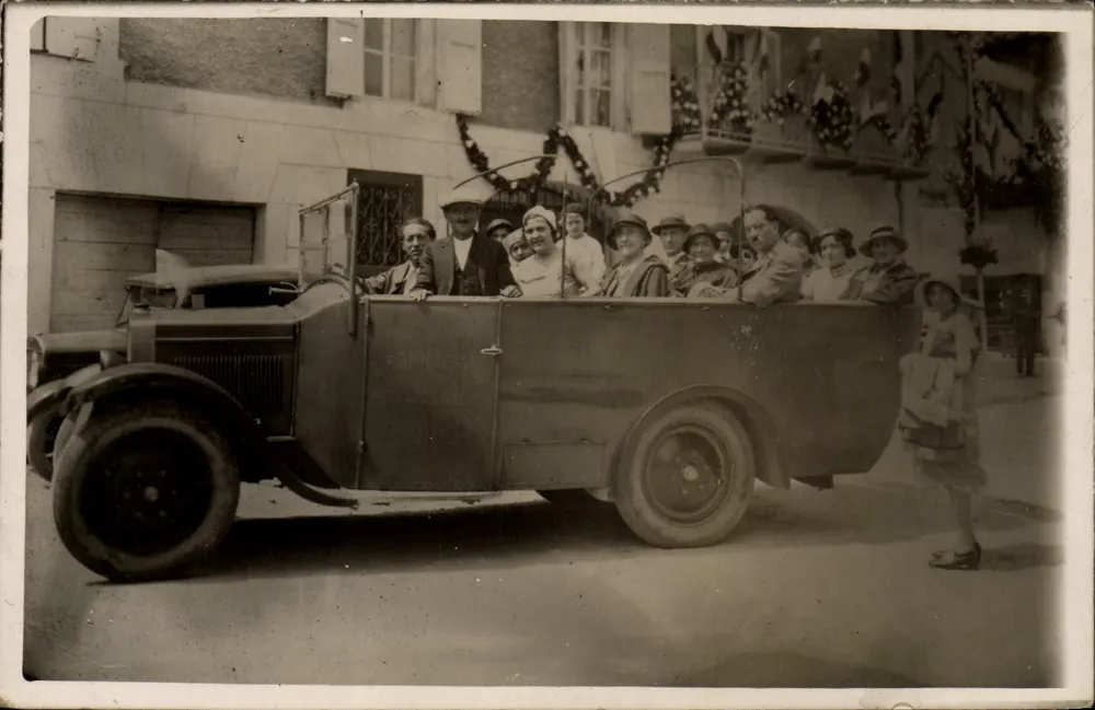 Festa popular — desfile em carro aberto — editor desconhecido, número de série não visível - Frente