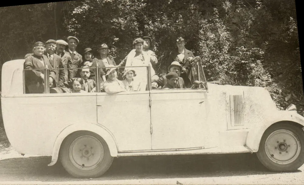 Grupo de pessoas em um carro aberto — n° 10 - Frente