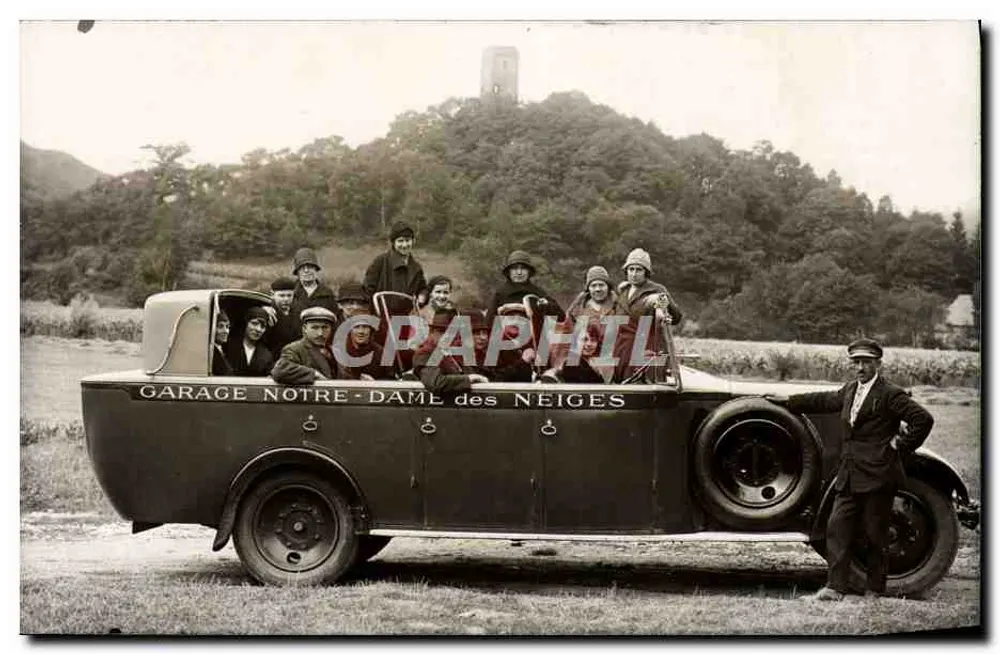 Gruppe vor einem Auto des Unternehmens GARAGE NOTRE-DAME des NEIGES — Seriennummer nicht sichtbar - Vorderseite