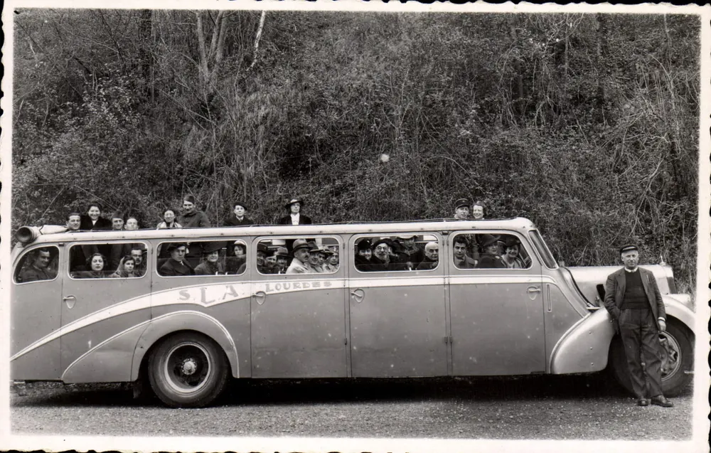 Bus S.L.A. Louvres — Reisende an Bord - Vorderseite