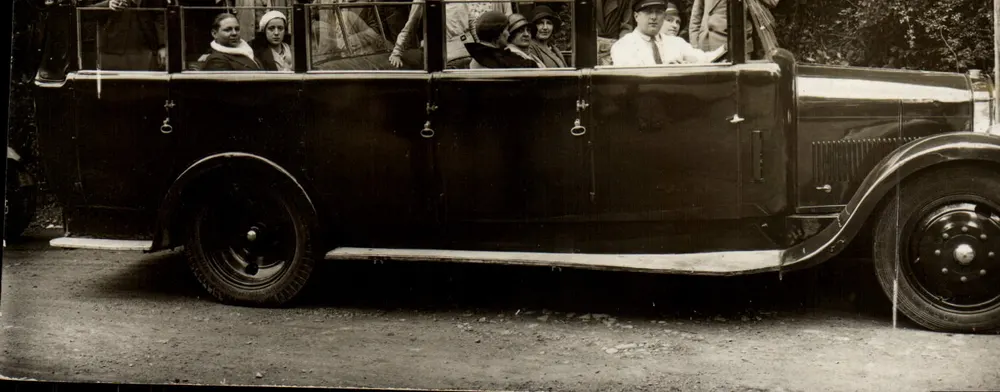 Groupe de personnes dans une voiture — n° de série non lisible - Recto