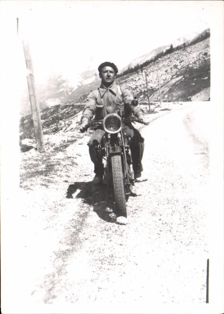 Condutor de moto em estrada de montanha — 30 - Frente