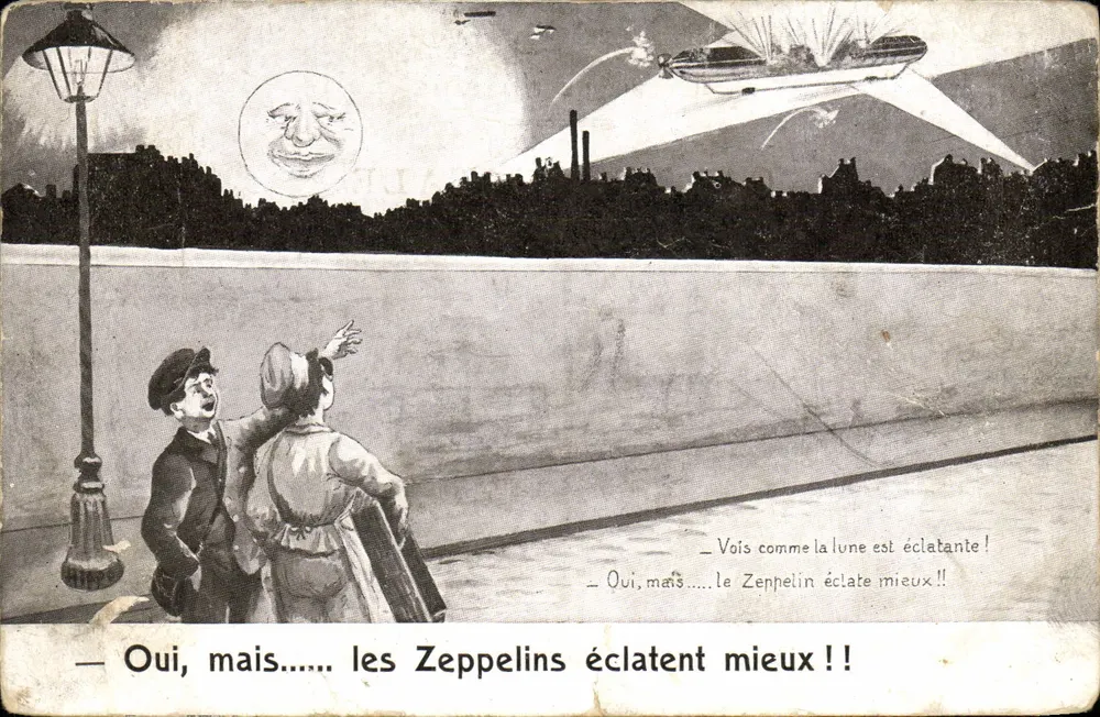 Deux personnages admirant un Zeppelin — scène nocturne avec lune anthropomorphisée — Éditions Lupa, Paris - Vorderseite