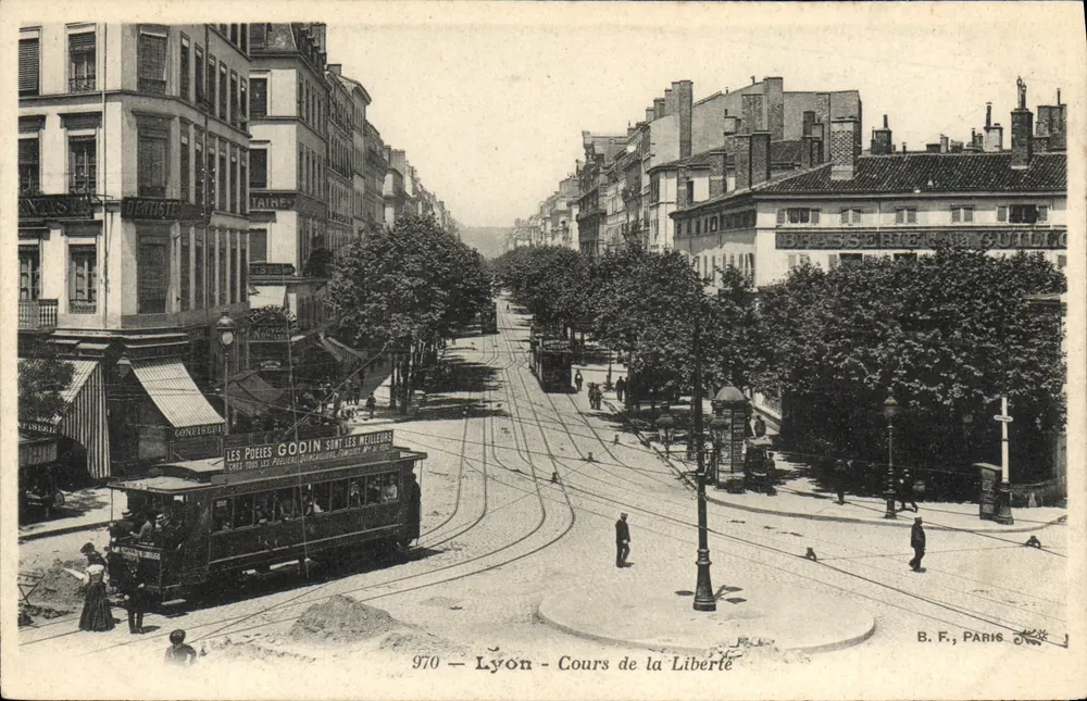 Lyon - Cours de la Liberté — tramway et commerces — B. F., Paris, n° 970 - Recto