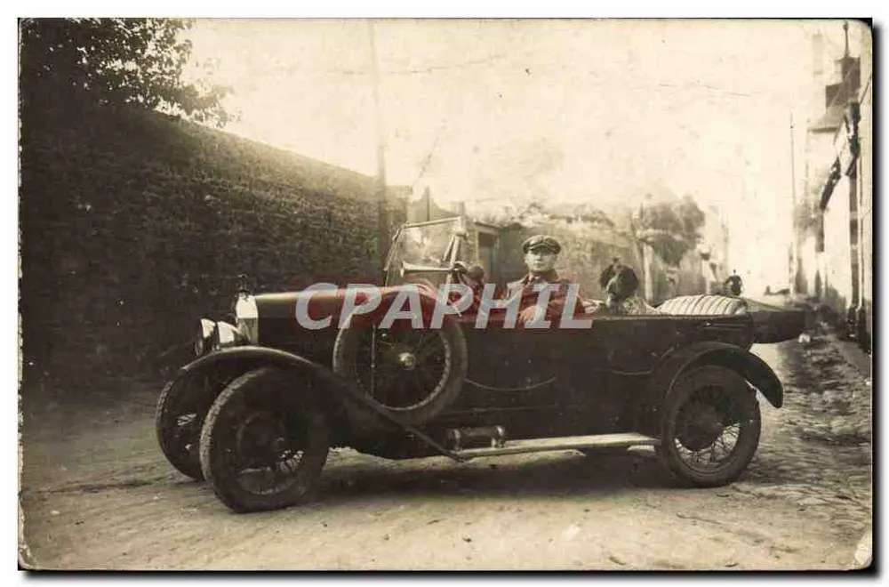 Voiture ancienne à deux places — scène de rue avec conducteur et passager — éditeur non identifié - Voorkant