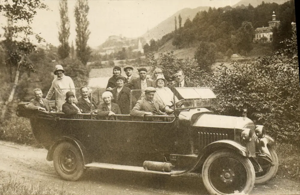 Gruppe in einem offenen Auto — Garage Royal, Potsdam 0.95 - Vorderseite