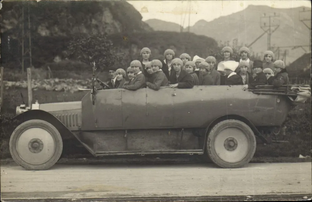 Groupe de jeunes femmes dans une voiture — scène de voyage en montagne — éditeur 'CARTE POSTALE' (verso) - Vorderseite