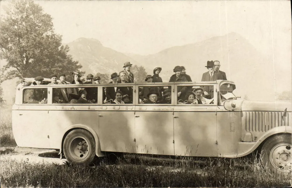 Touristenbus in La Lourde — Reisende in der Natur — unbekannter Verlag - Vorderseite