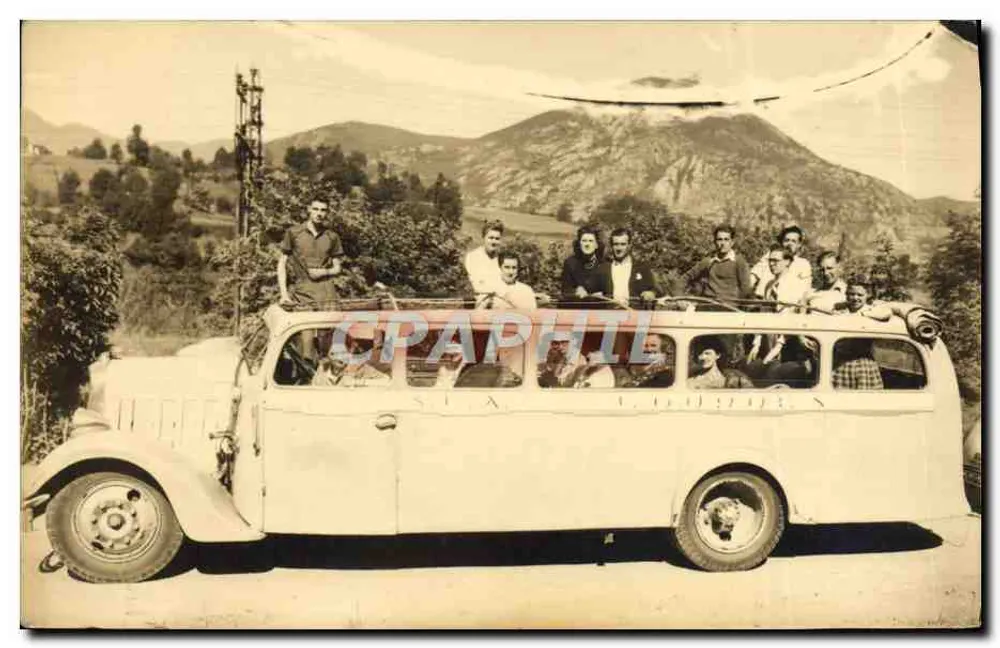 Gruppe junger Menschen auf einem Bus — bergiges Landschaft — kein Verlag oder Nummer sichtbar - Vorderseite