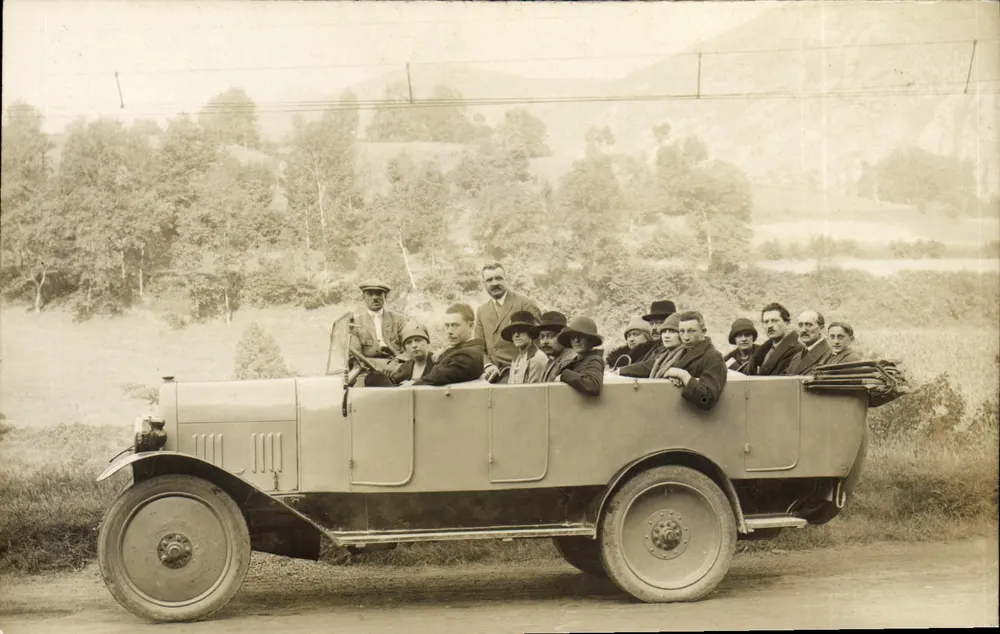 Gruppe von Männern in einem offenen Auto — Nr. 334 - Vorderseite