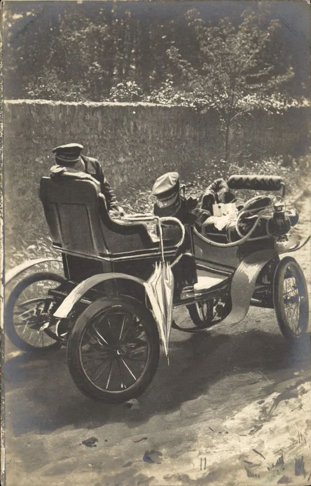 Dois homens em um automóvel antigo — cena de estrada — editor P. L. (verso) - Frente