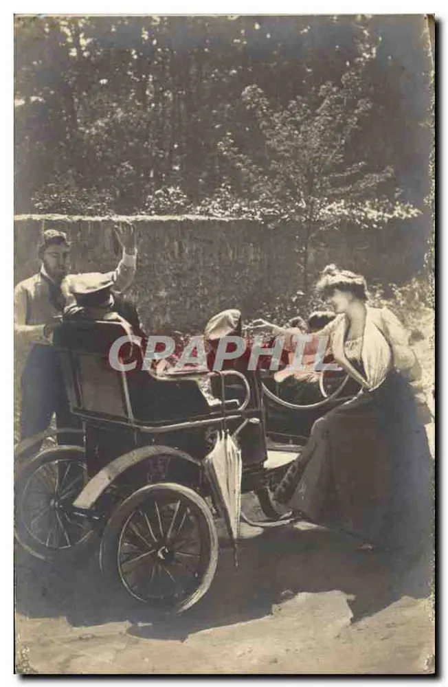 Rodzina w starym aucie — scena uliczna — wydawca P.L. nr C1 - Awers