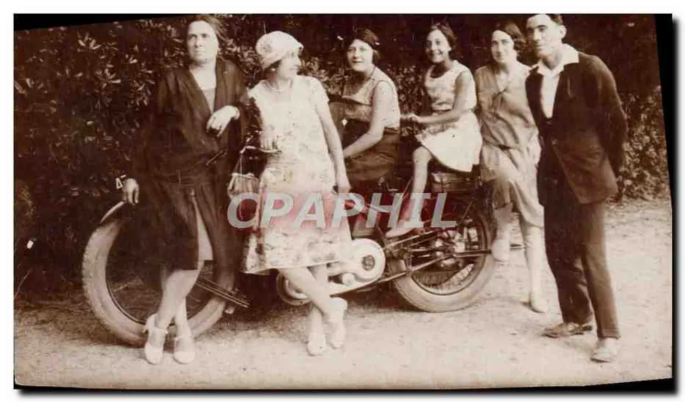 Grupo de jovens ao redor de uma moto — 24 de abril de 1930 — editor desconhecido - Frente