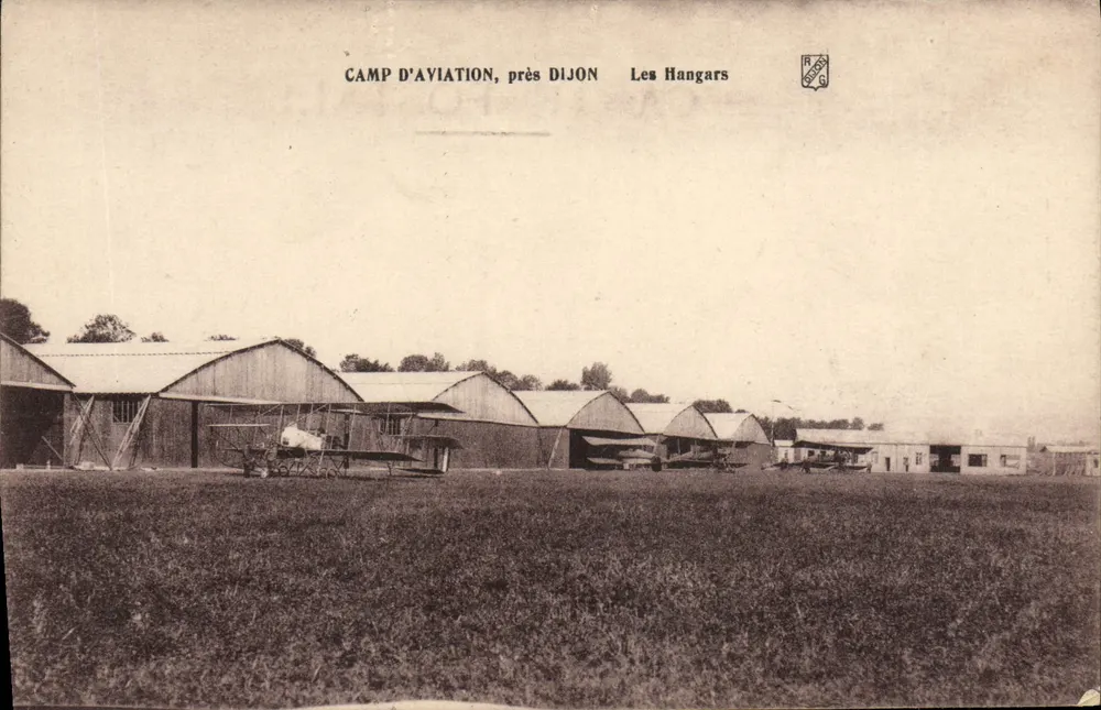 Flugplatzlager, nahe Dijon — Die Hangars — R.A.C.G. - Vorderseite