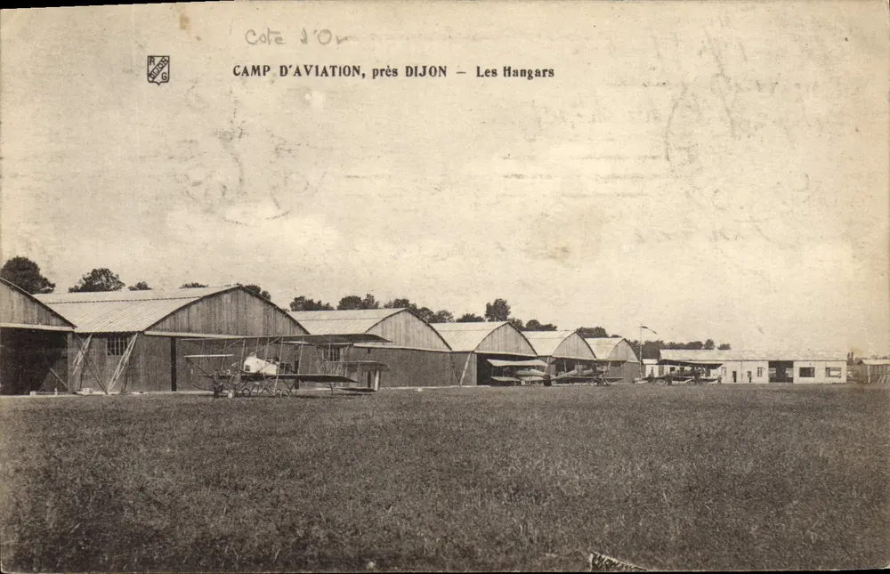 Flugplatz, in der Nähe von Dijon — Die Hangars — unbekannter Verlag, Seriennummer nicht sichtbar - Vorderseite
