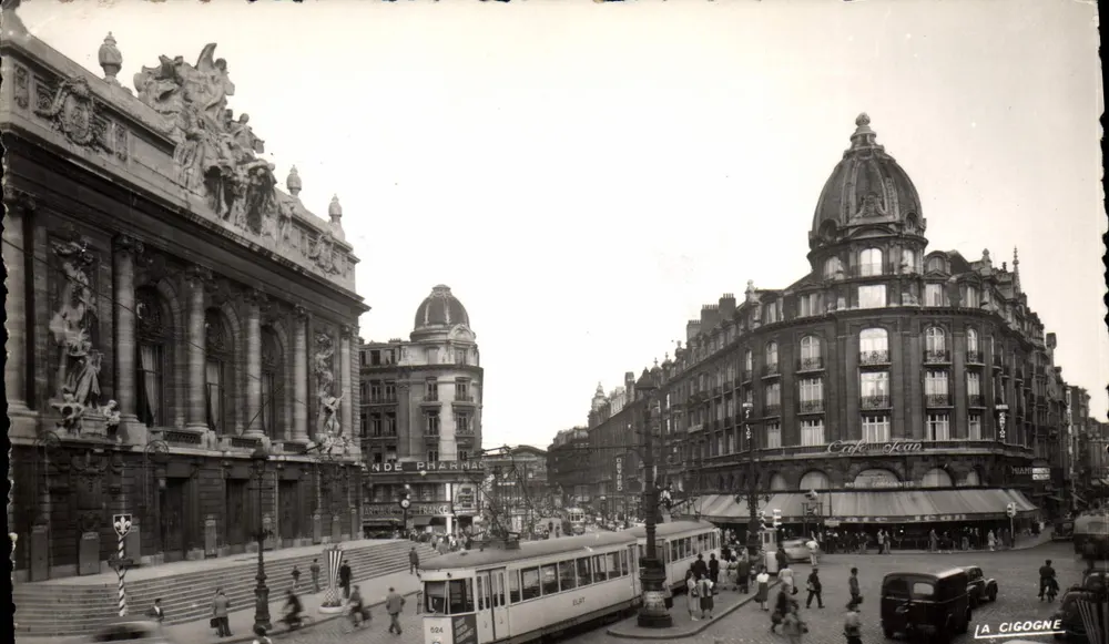 Praça do Teatro em Lille — vista urbana com trêm e Café da Cigogne — ed. La Cigogne - Frente