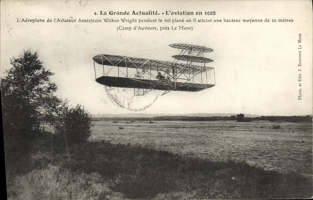 Das Flugzeug des amerikanischen Fliegers Wilbur Wright während des Gleitflugs im Jahr 1908 — Camp d'Auvours in der Nähe von Le Mans — Foto und Verlag J. Bouveret Le Mans - Vorderseite