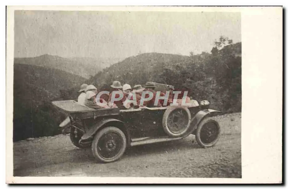 Grupo de pessoas em um carro aberto — montanhas no fundo — editor não identificado - Frente